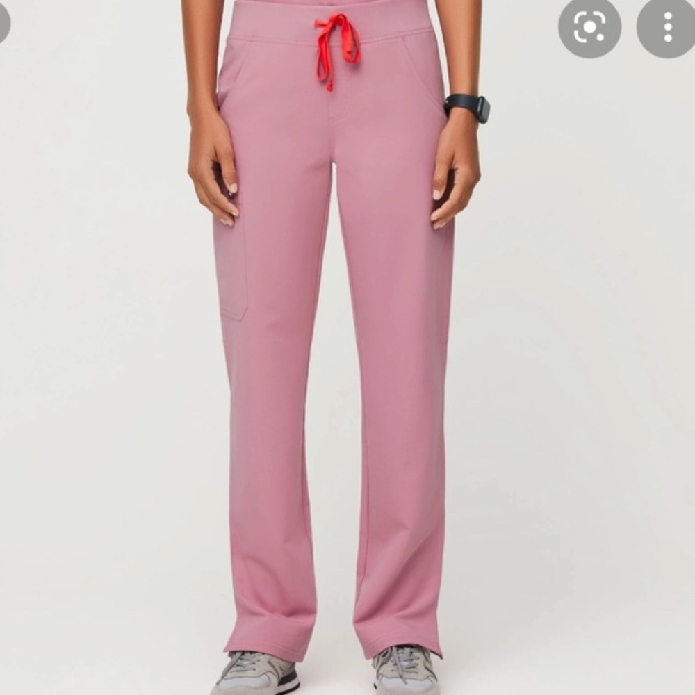Wear FIGS - Kade Cargo Scrub Pants - Chalk Pink - S